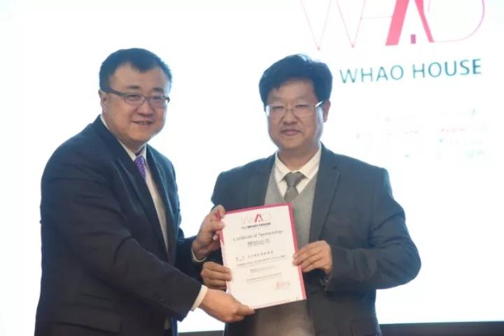 清華大學黨委常委、副校長楊斌為天豐綠色裝配集團總裁李旭祿頒發(fā)證書